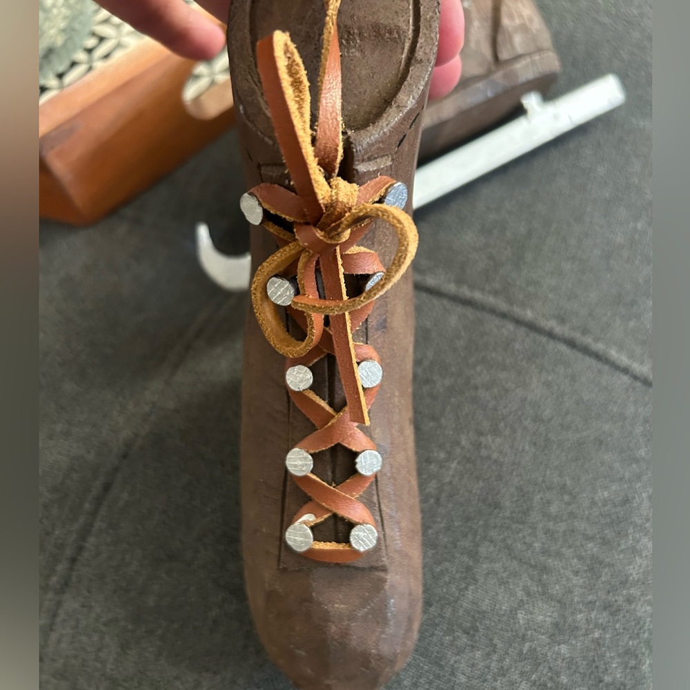WOOD RUSTIC DISTRESSED Christmas ICE SKATES W/ Raw Hide Ties Holiday Wall Decor - Picture 8 of 9